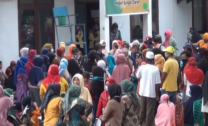 Ratusan Warga Menerima BLT Tahap Tiga