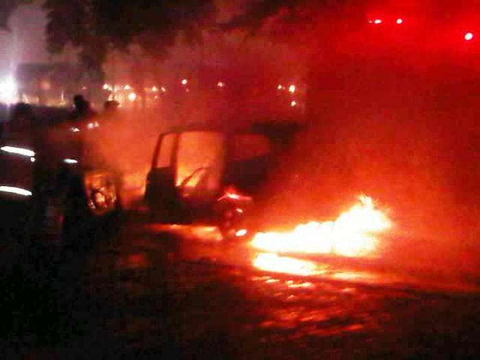 Truk Fuso dan Motor terbakar, jalan lintas Sumatera di tutup satu setengah jam